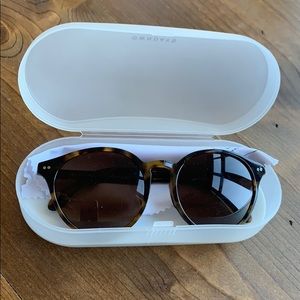 Tortoise frame round sunglasses